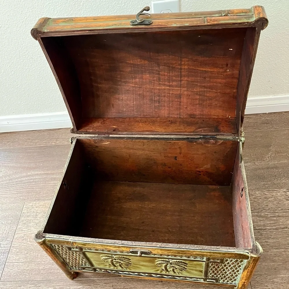 Vintage-Inspired Palm Motif Decorative Storage Trunk - Green and Brown